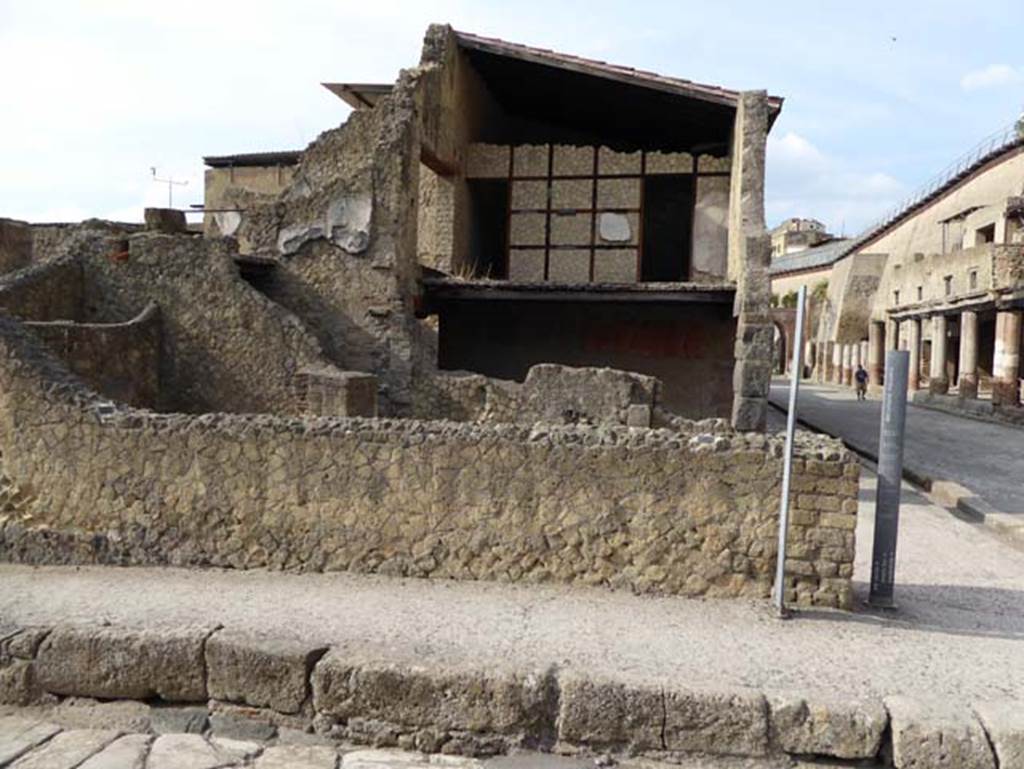 V 21, Herculaneum, October 2014. Looking west from north end of insula, across V.21 to upper floor of V.20, and Decumanus Maximus, on right. Photo courtesy of Michael Binns.